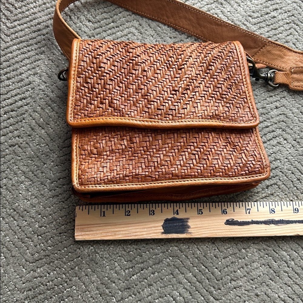 Juju & Co- Women’s Hut Weave Cross Body - Cognac Brown Woven Shoulder Bag - Picture 9 of 10